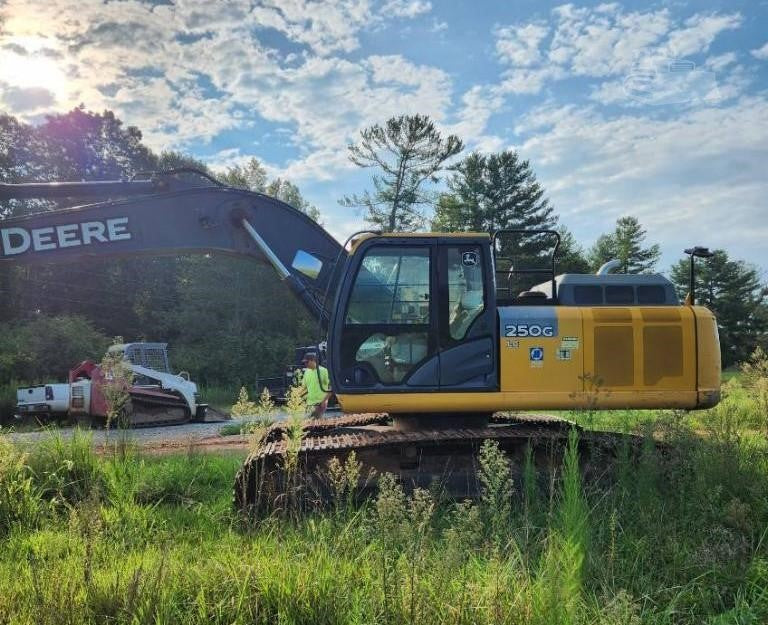 2016 Deere 250G Lc